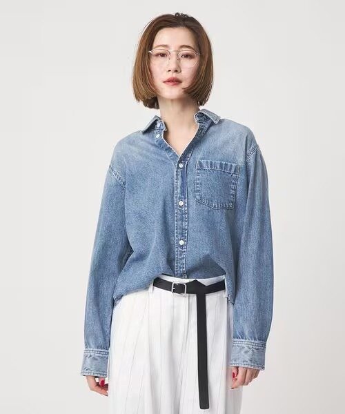 薄手のデニムシャツを着た女性