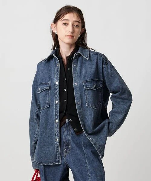 厚みのあるデニムシャツを着た女性