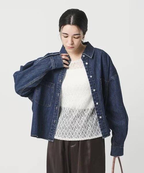 シンプルなデニムシャツを着た女性