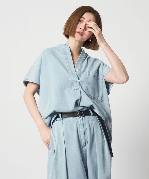 ライトブルーのデニムシャツを着た女性