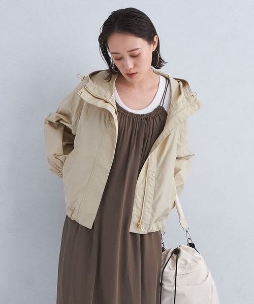 フードブルゾンを羽織っている女性