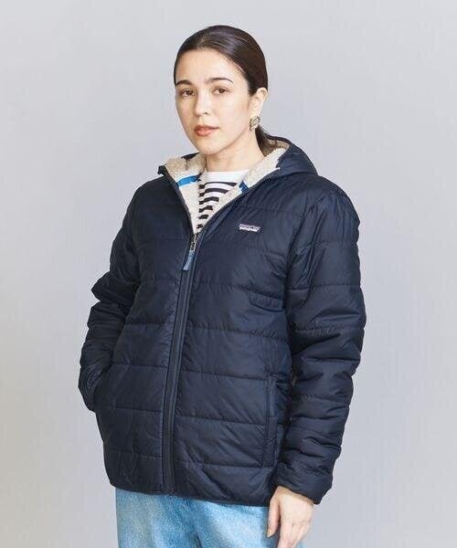 中綿ブルゾンを着用している女性