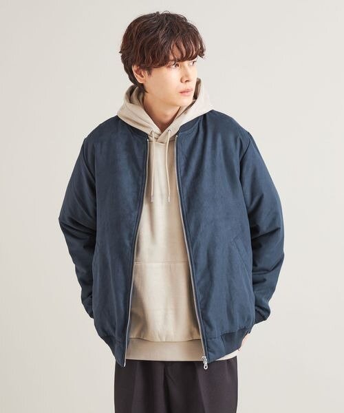 中綿ブルゾンを着用している男性