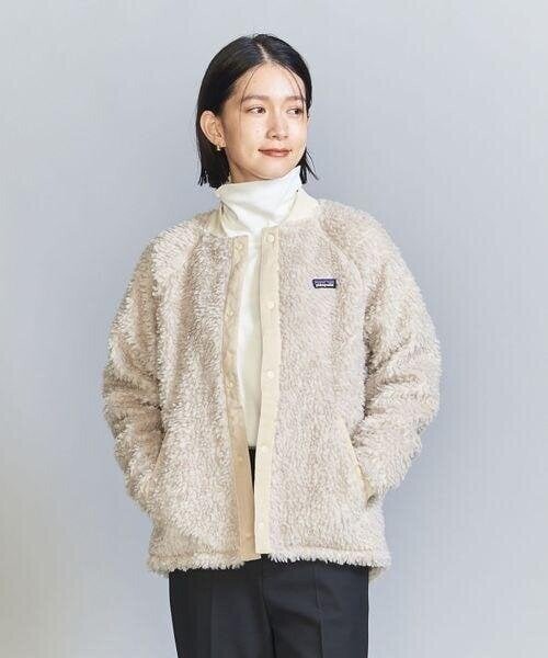 ボアブルゾンを着用している女性