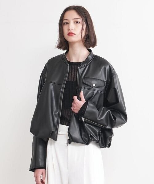 レザーライクブルゾンを着用した女性