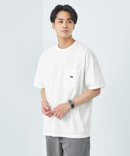 Tシャツを着用している男性