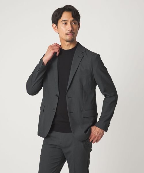 カットソーを着たセットアップの着こなし