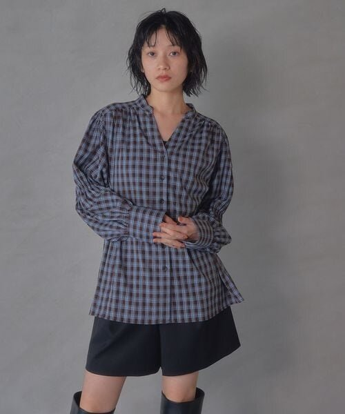小さいチェック柄のシャツ