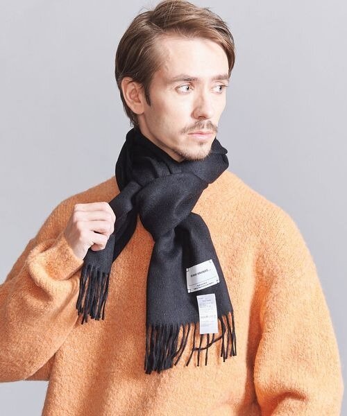 マフラーを巻いた男性