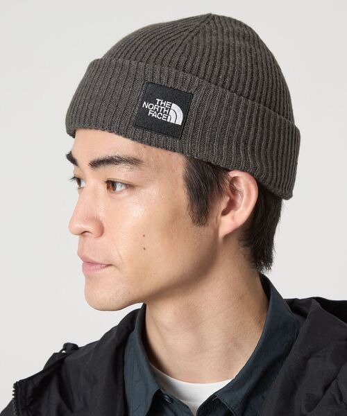 ニット帽をかぶった男性
