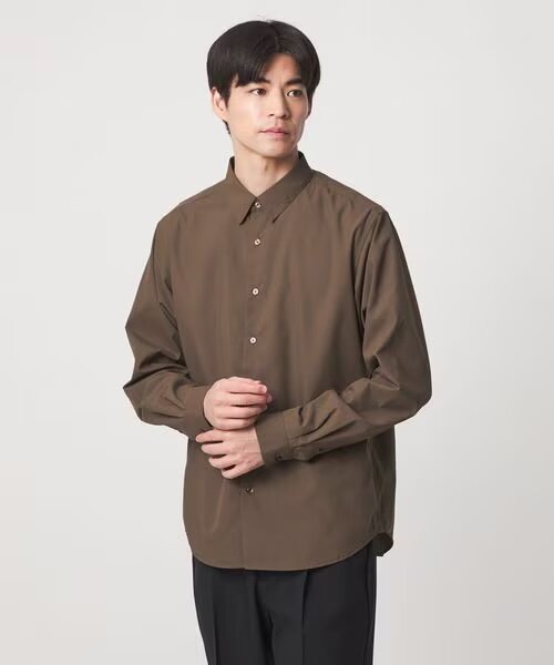 ブラウンのシャツを着た男性