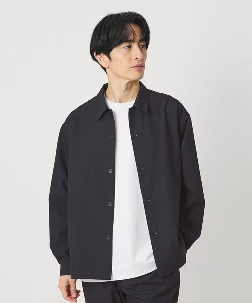 Tシャツに黒のシャツをあわせた男性