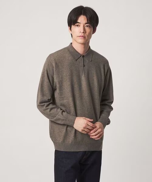 オリーブのニットを着た男性