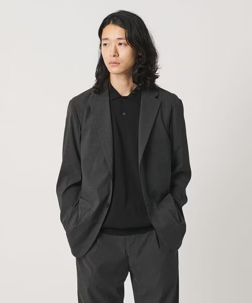 黒のテーラードジャケットを着た男性