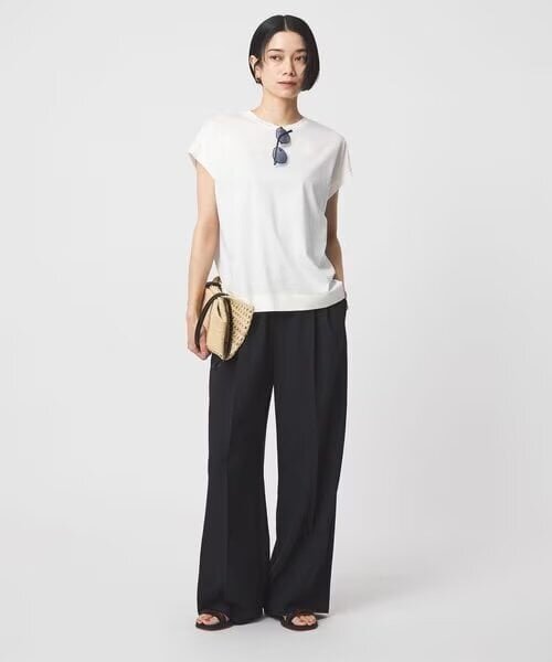 白のTシャツを着た女性