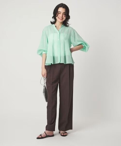 ストレートパンツを着た女性