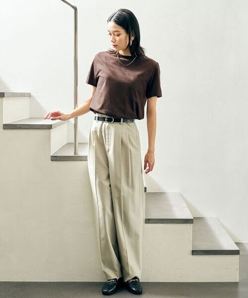 コンパクトなTシャツを着た女性