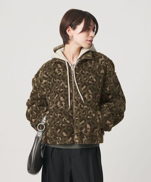 ボアブルゾンを着た女性