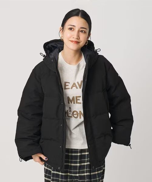 黒のアウターを着た女性