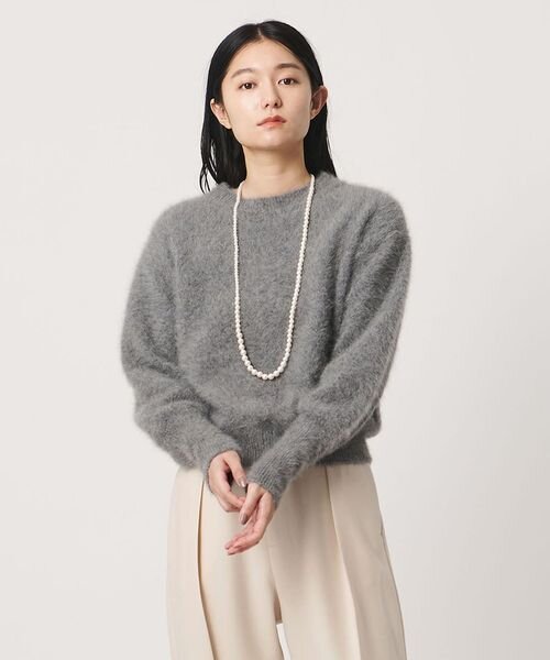 ダークグレーのニットを着た女性