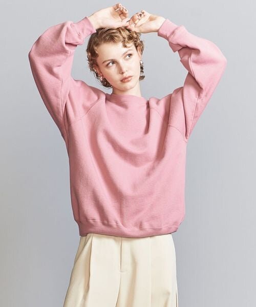 ピンクのトップスを着た女性