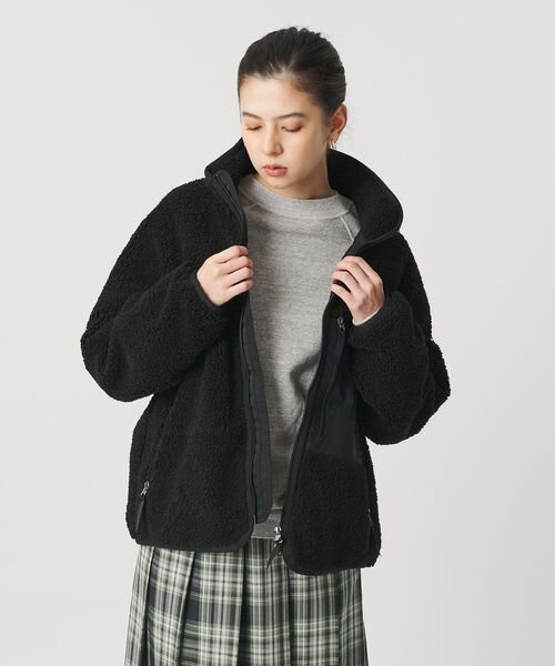 ボアジャケットを着た女性
