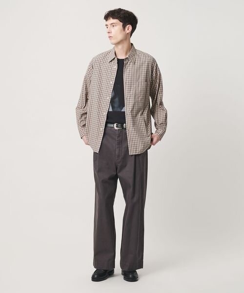 チェック柄シャツを着た男性