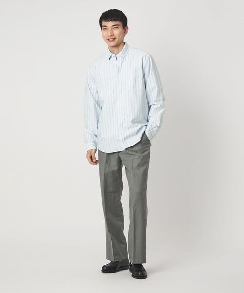 爽やかなストライプ柄のシャツを着た男性