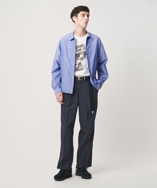 Tシャツとシャツをレイヤードしたコーデ