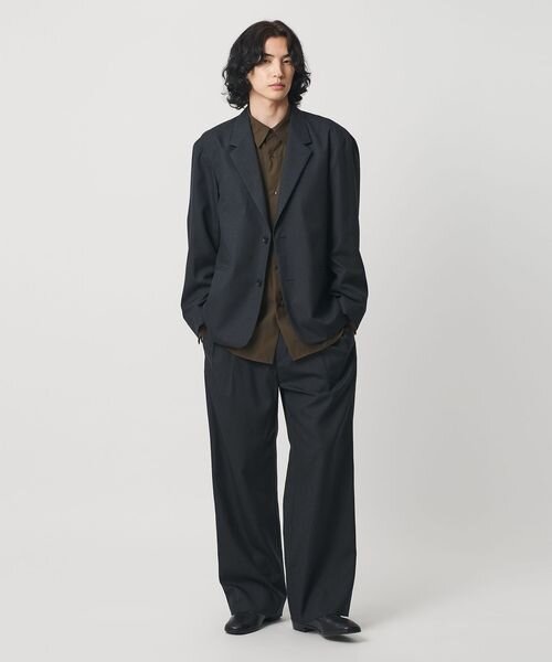 シャツにジャケットをレイヤードしたコーデ