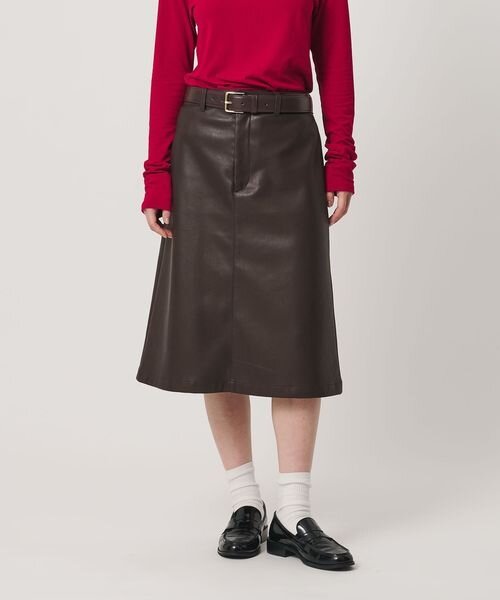 レザースカートをはいた女性