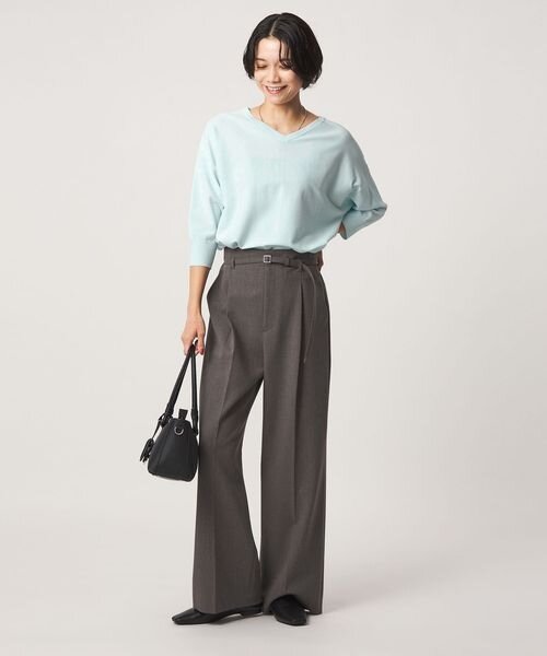 ライムカラーのニットを着た女性