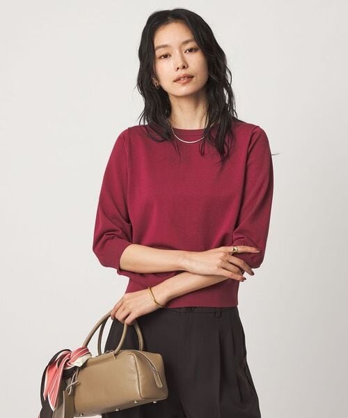 ピンクのプルオーバーニットを着ている女性