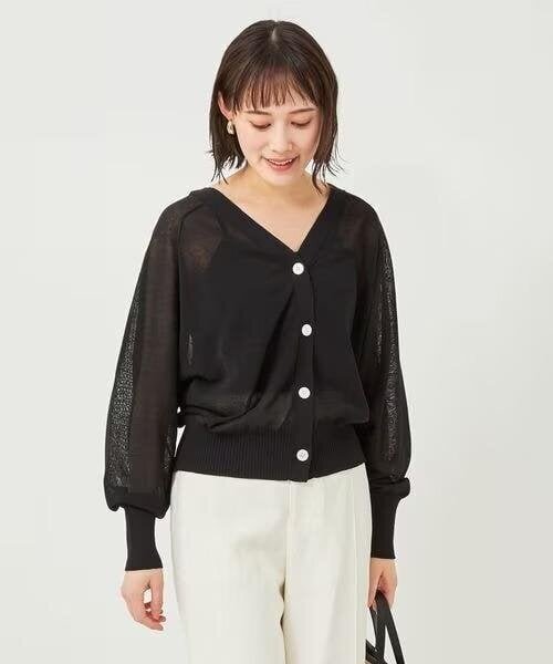 Vネックのカーディガンを着た女性