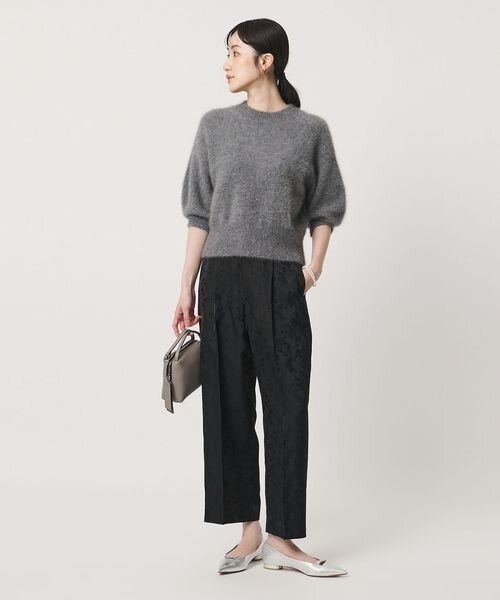 ニットにテーパードパンツをあわせたコーデ