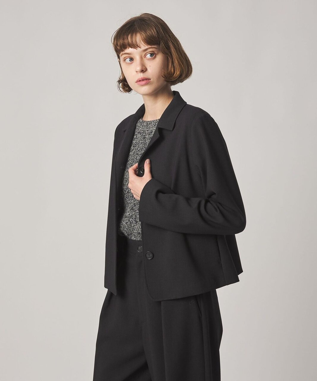 ショート丈のジャケットを着た女性