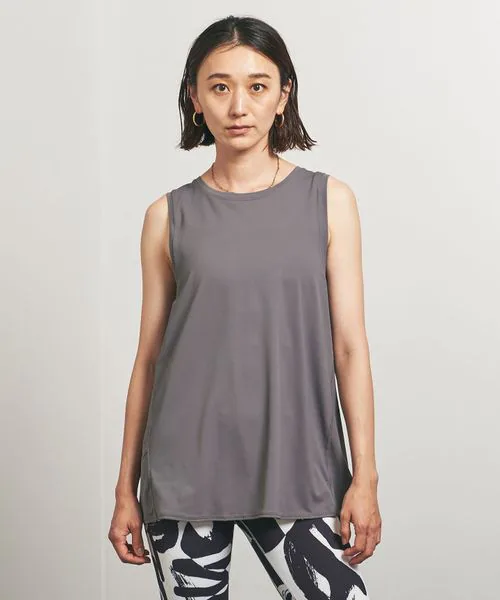 ノースリーブTシャツを着る女性