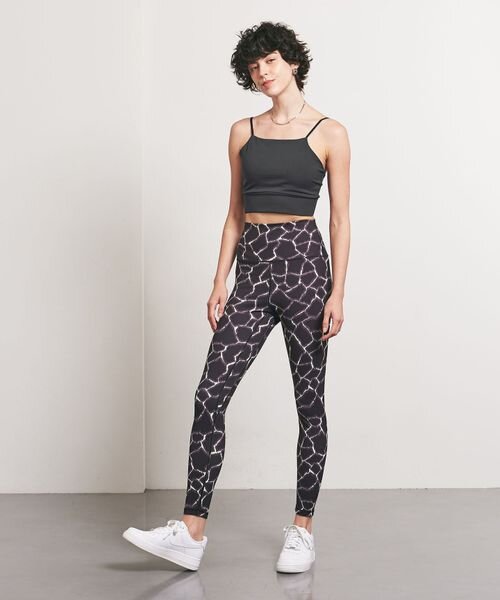 ブラトップにレギンスをあわせた女性
