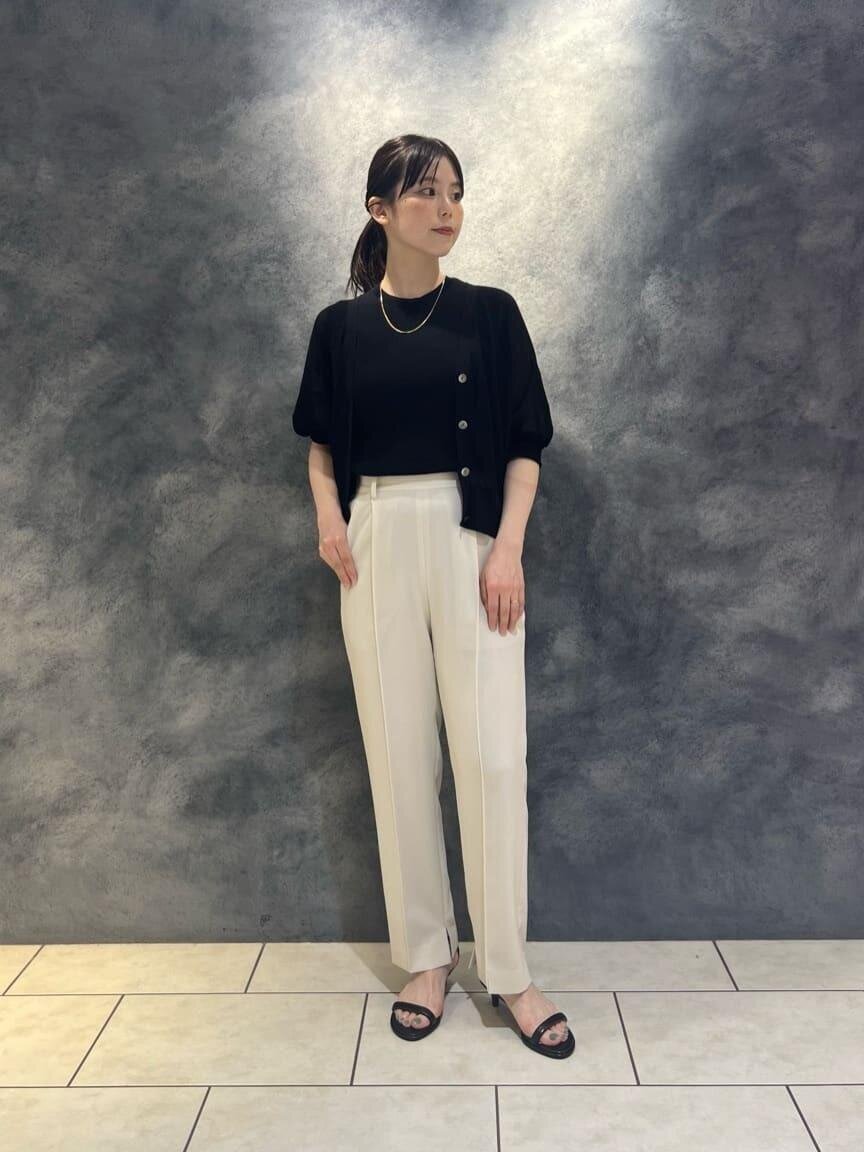 テーパードパンツ×アンサンブルニットのコーデ