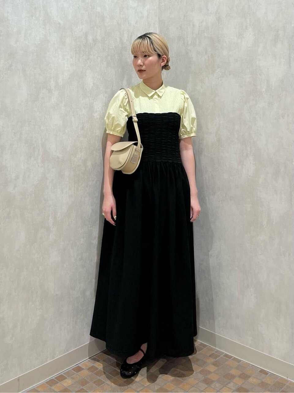 ライムカラーブラウス×ワンピースコーデ
