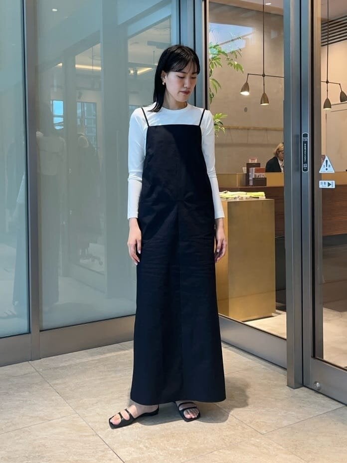 白トップスと黒ワンピースコーデ