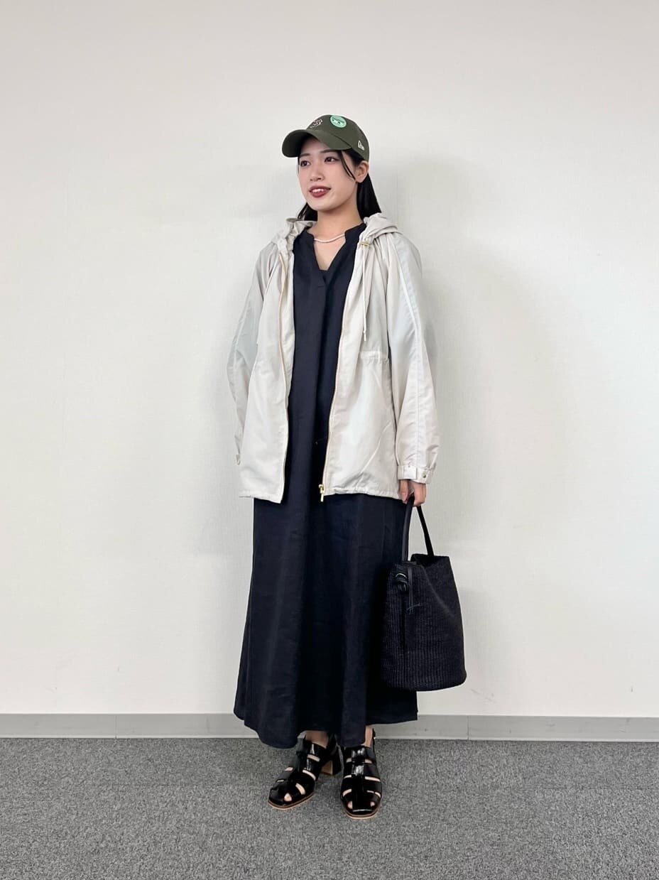 マウンテンパーカーとワンピースのコーデ