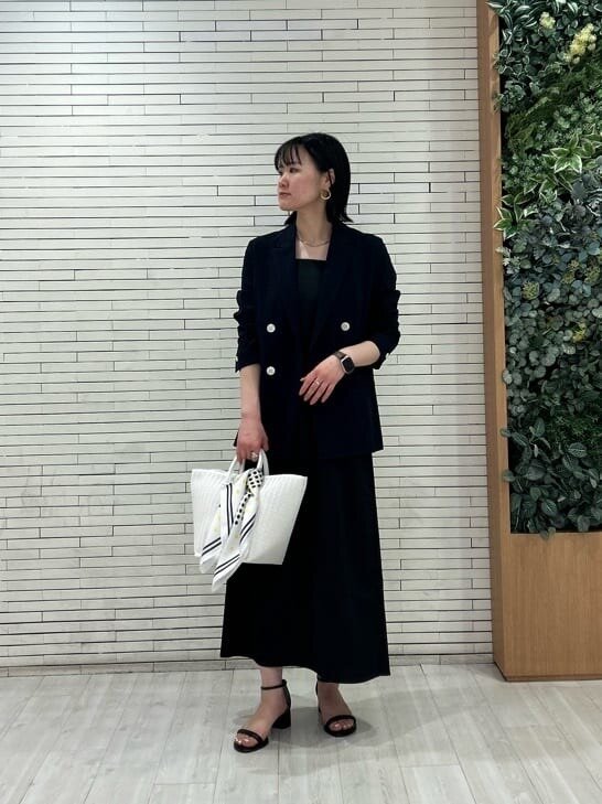黒ワンピースとジャケットコーデ