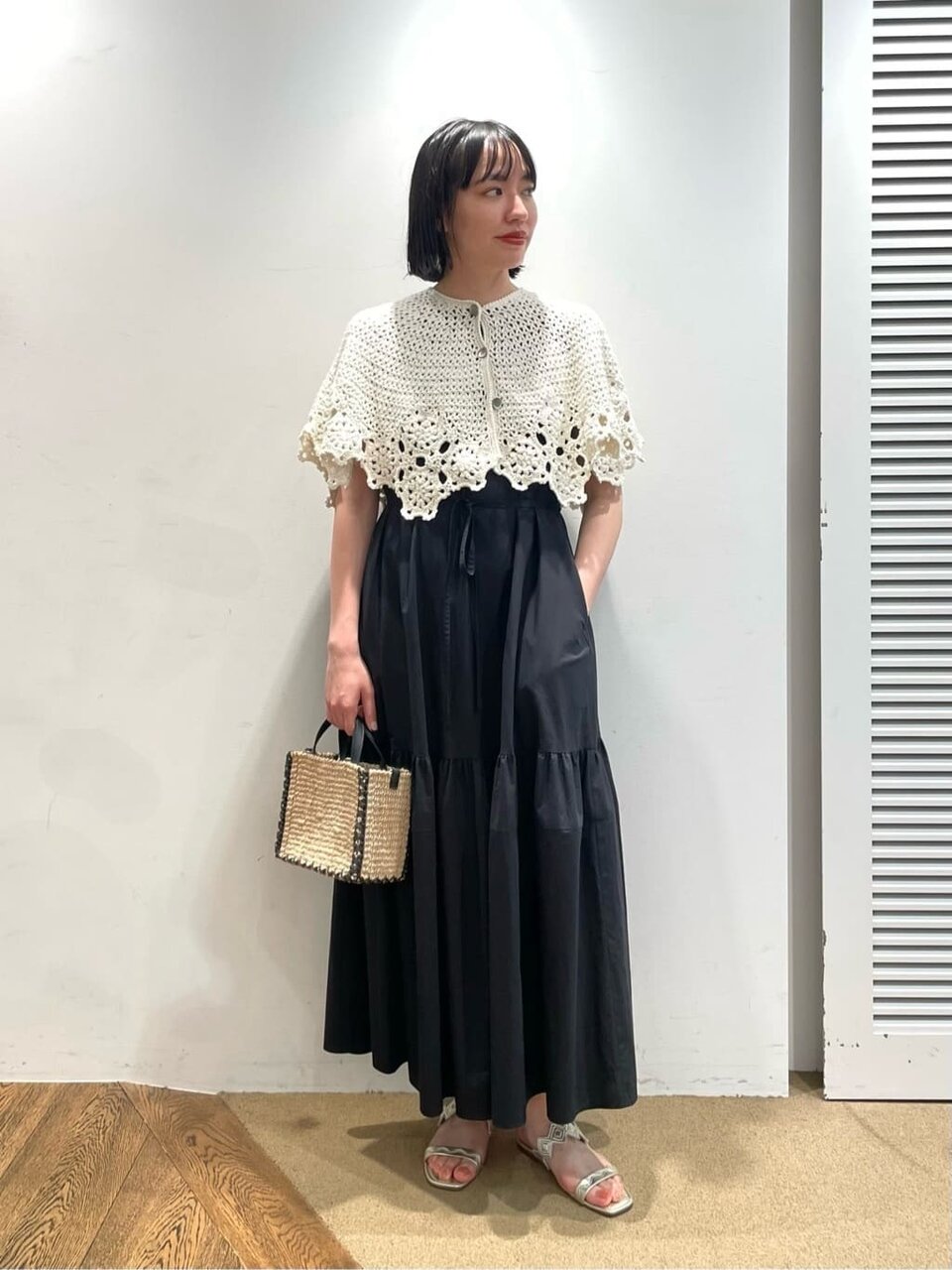 黒ワンピース×レースニットケープのコーデ