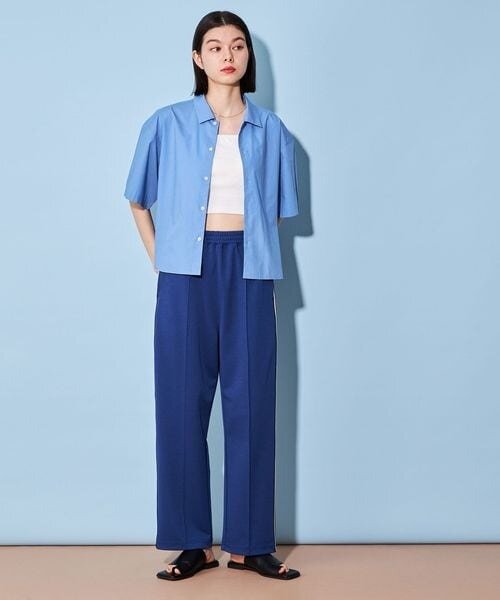 青のワントーンコーデの女性