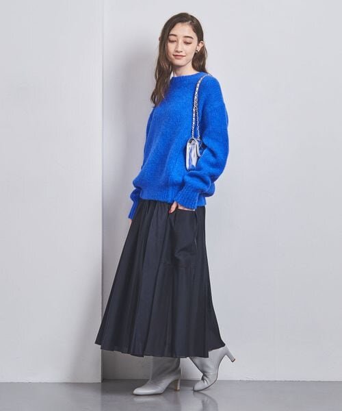 青のニットを着た女性