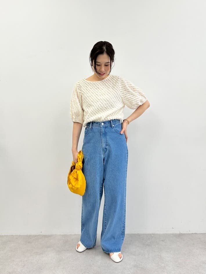 ライトブルーのデニムパンツ×黄色のハンドバッグのコーデ
