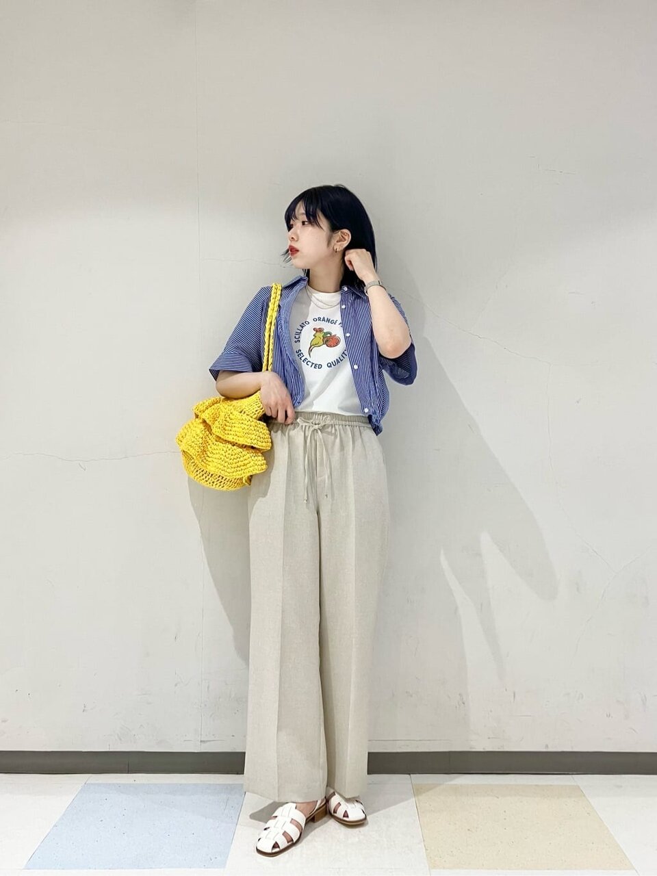 青のストライプ柄シャツ×黄色のフリルバッグのコーデ