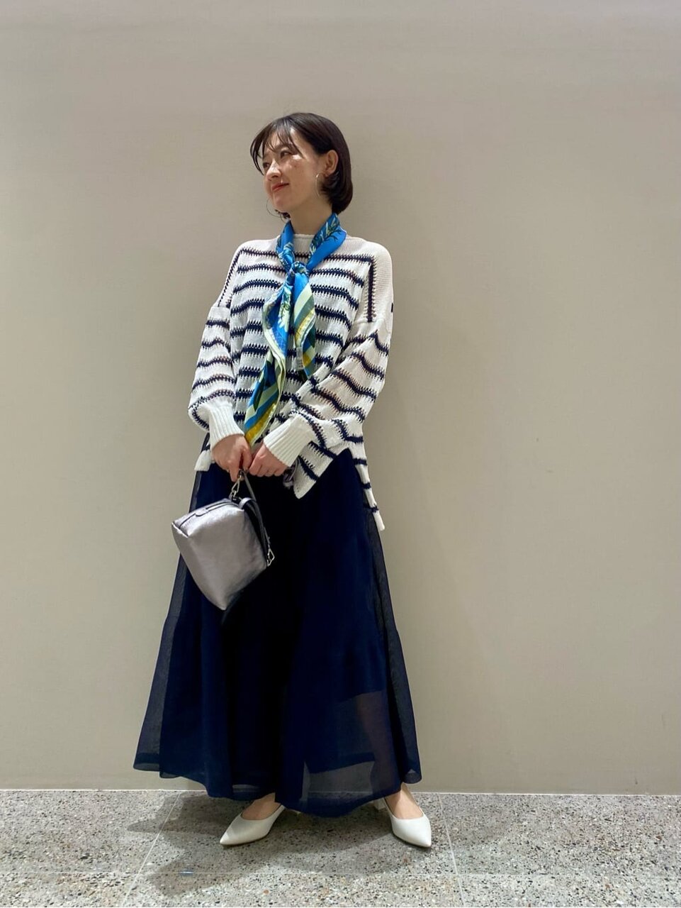 ターコイズブルーのスカーフを巻いた女性