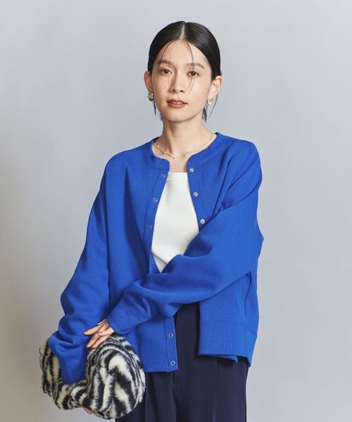 濃い青のカーディガンを着た女性